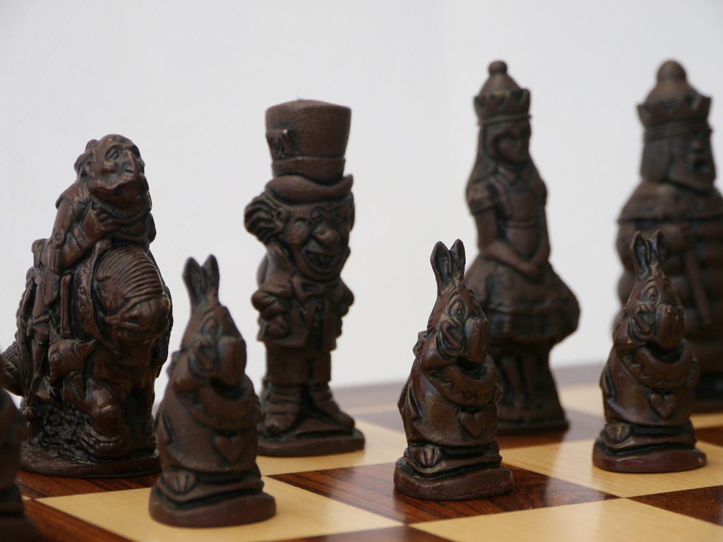  Berkeley Chess Classic Movie/Film Stars Ornamental Chess Set  (in Cream and red, Chessboard not Included) : Toys & Games