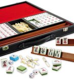 Caixa em madeira com jogo Mahjong em resina, 2ª metade séc. XX –  Antiguidades e Colecionáveis