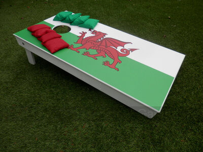 Cornhole - Half Deluxe Set - 1 board, 8 bags [Welsh Flag]