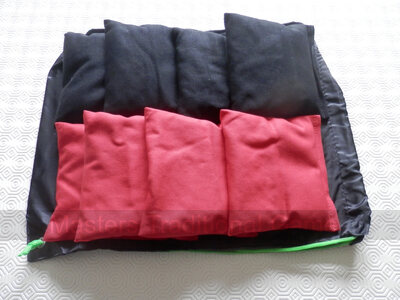 Set of 8 Weatherproof Cornbags for Cornboard / Cornhole in 2 colours [Red and Black]